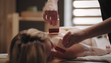 Heilende-Asiatische-Massage-Mit-Öl-Und-Bürsten.-Frau-Entspannt-Sich-Im-Spa-Salon,-Neurorelaxation-Und-Meditation